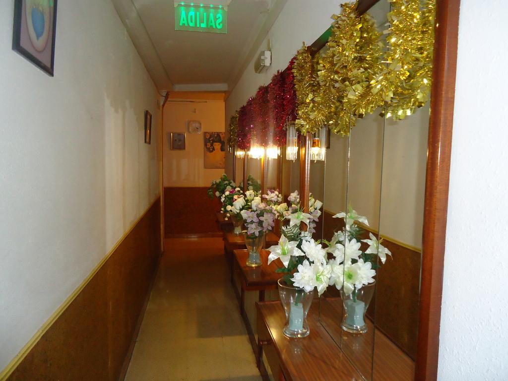 Hotel Pension Mode Lleida Bagian luar foto