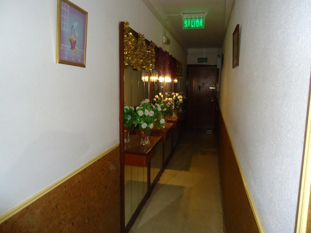 Hotel Pension Mode Lleida Bagian luar foto